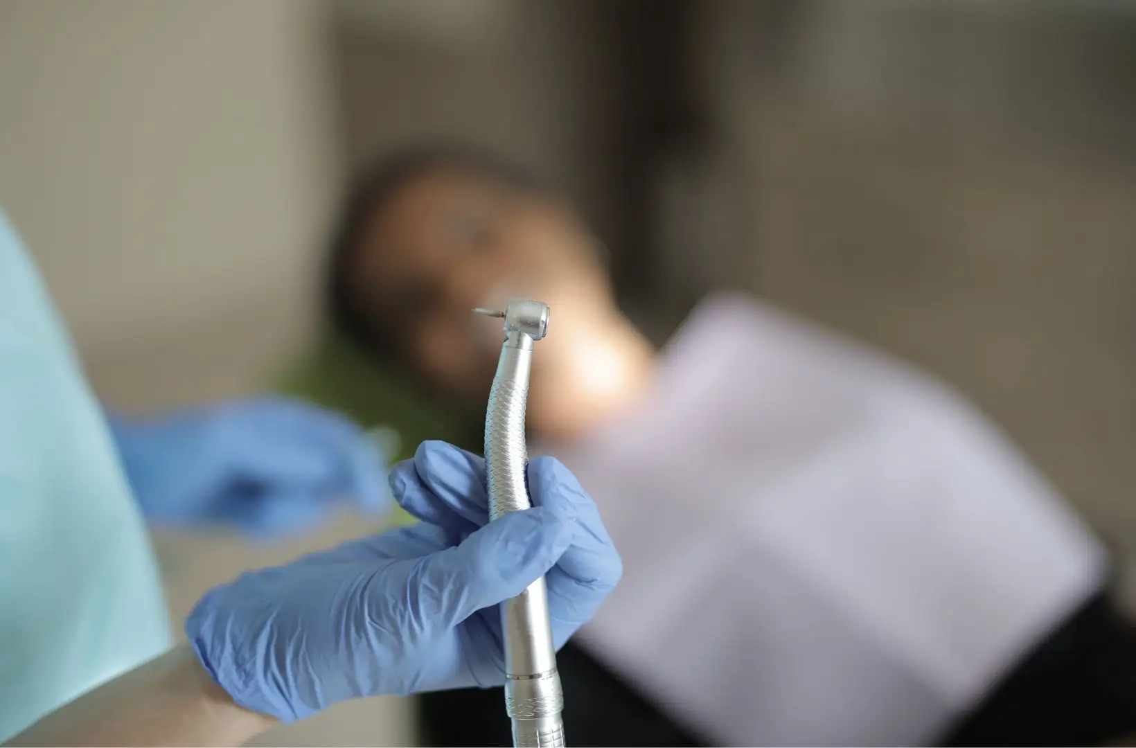 Médicos em formação vão tratar doentes graves ou sem posses que perderam dentes