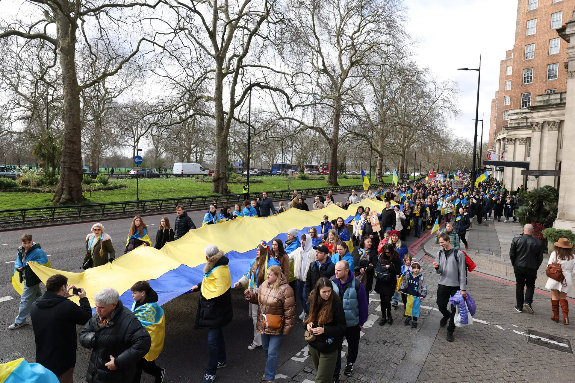  milhares de pessoas manifestaram-se em Londres para expressar solidariedade