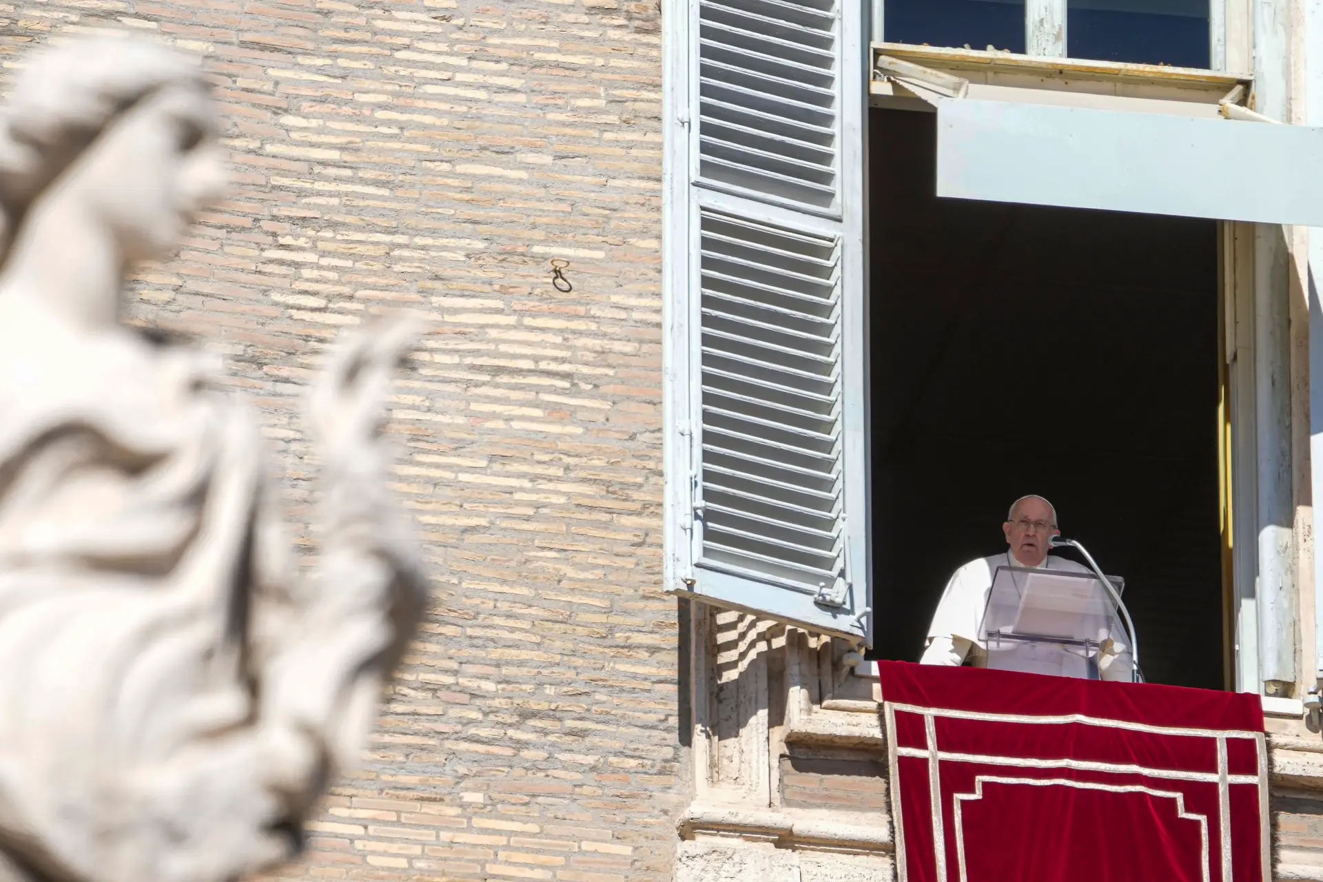 Papa Francisco pede "solução diplomática em busca de uma paz justa e duradoura" na Ucrânia