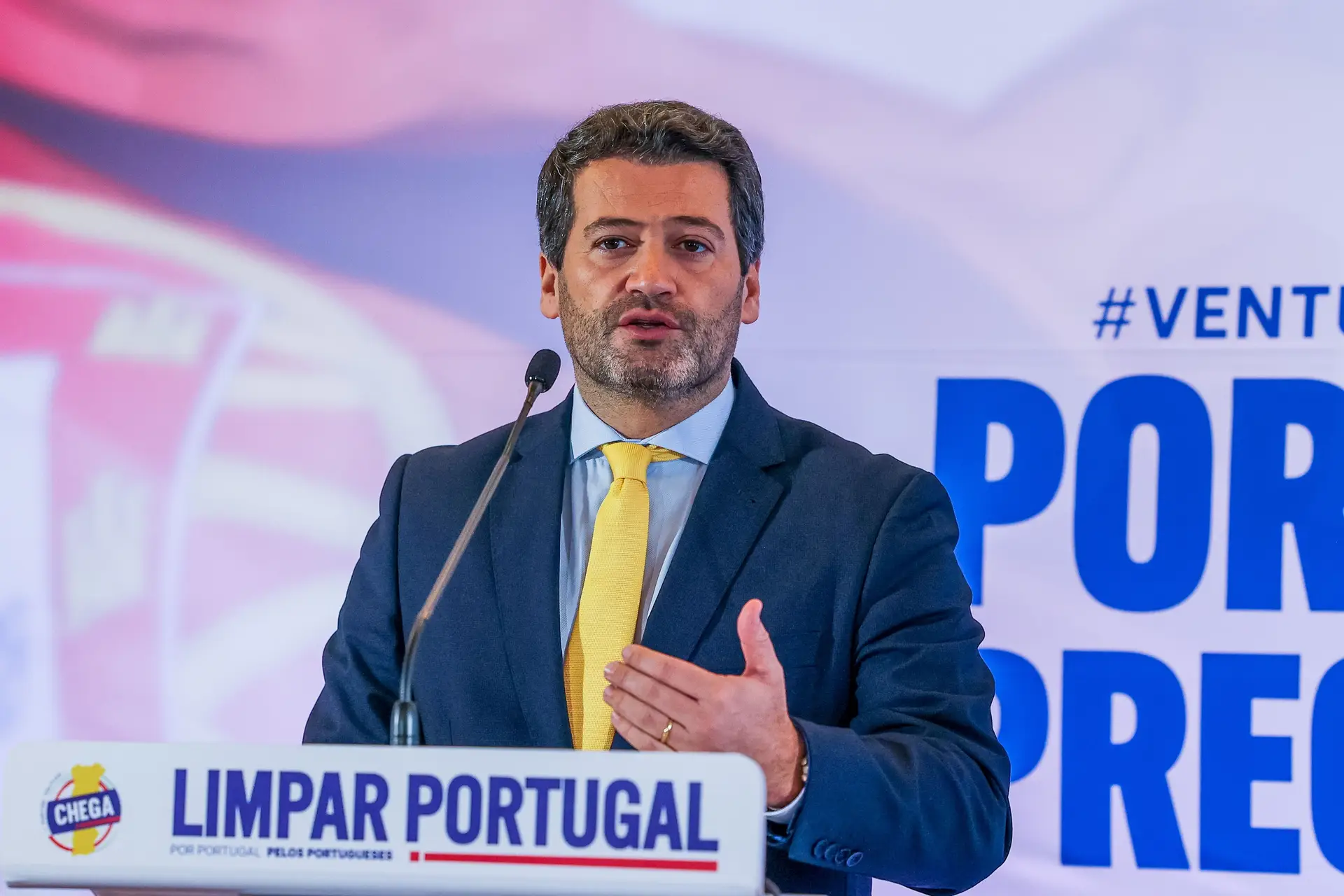 "Montenegro, se me estiveres a ouvir, convida Passos Coelho mais vezes"