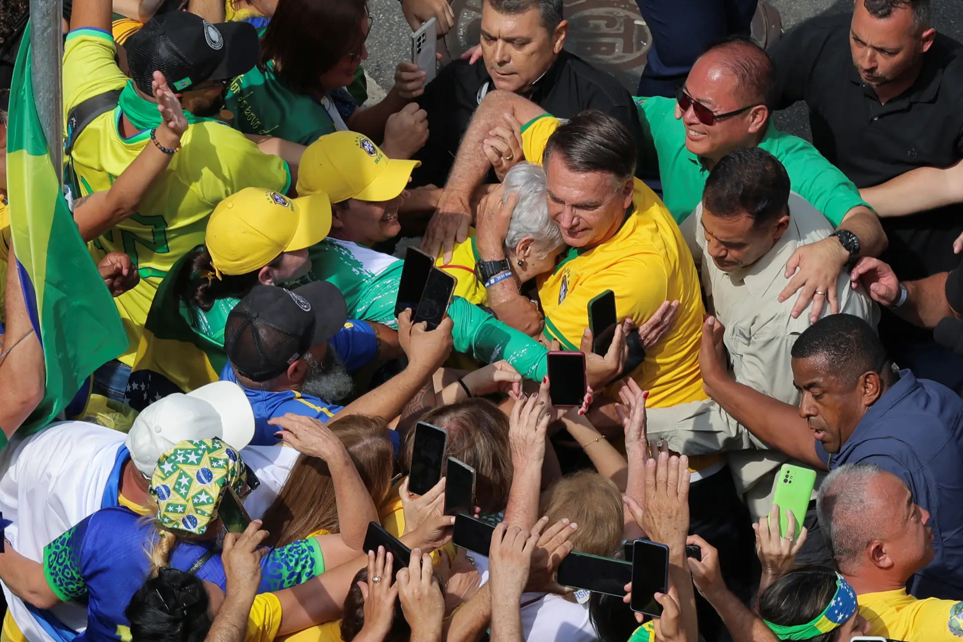 Brasileiros manifestam-se contra acusação feita a Bolsonaro de
