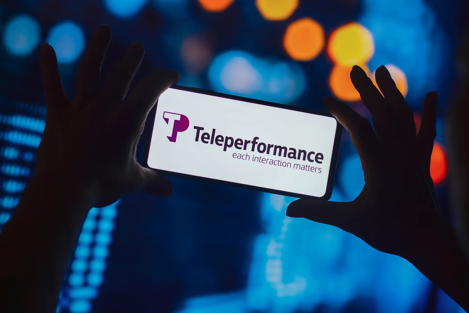 Trabalhadores da Teleperformance em protesto: BE e PCP juntam-se " por melhores salários"