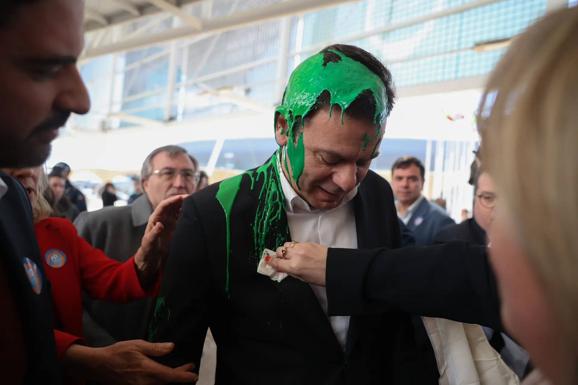 MP pede condenação de ativista que atingiu Luís Montenegro com tinta