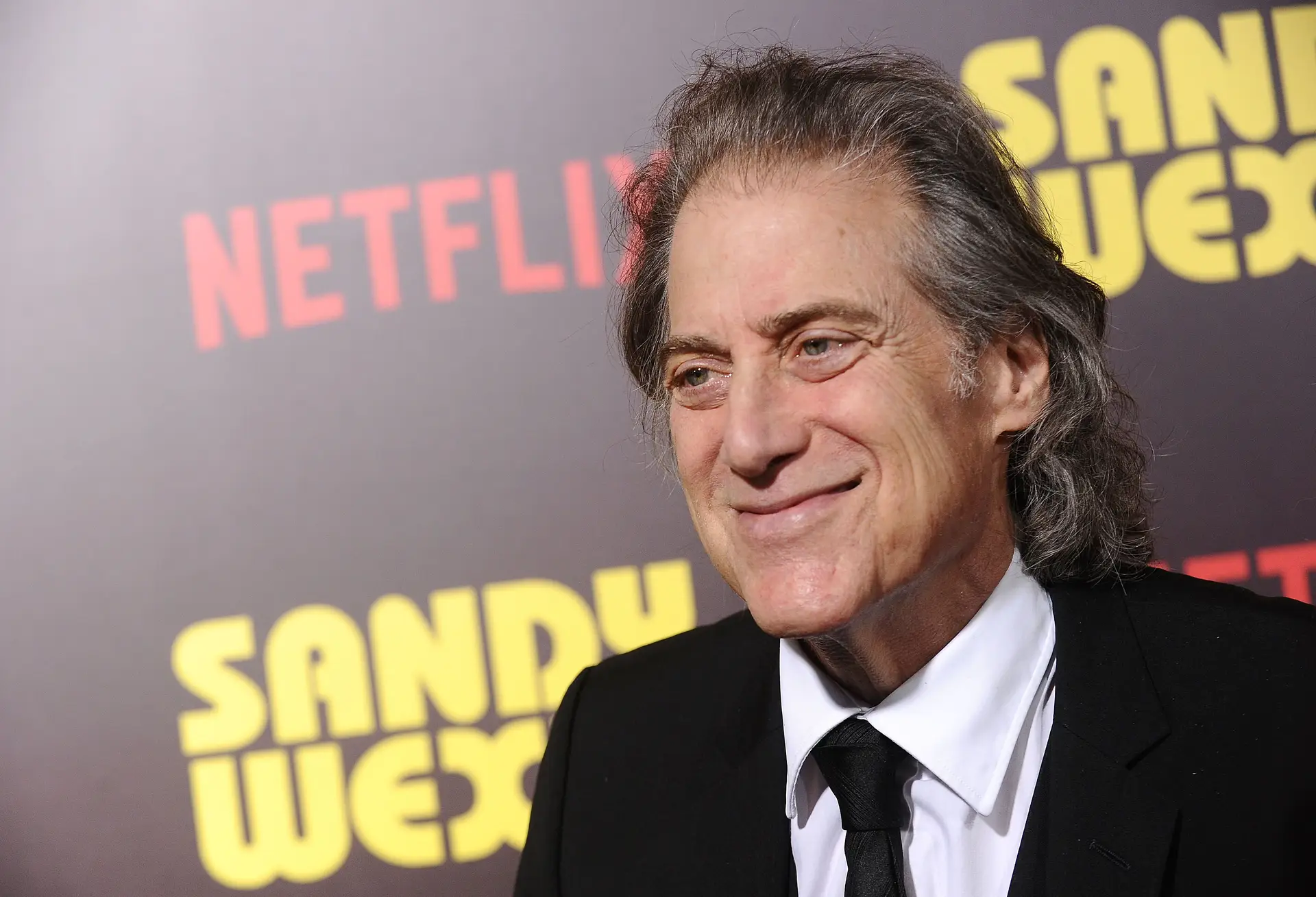 Morreu Richard Lewis, humorista e um dos protagonistas de "Curb Your Enthusiasm"