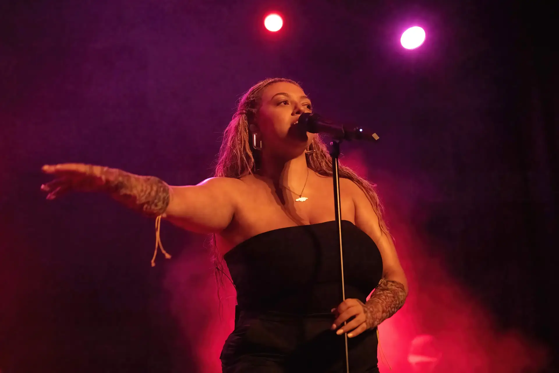 Mahalia Burkmar durante um concerto em Inglaterra.