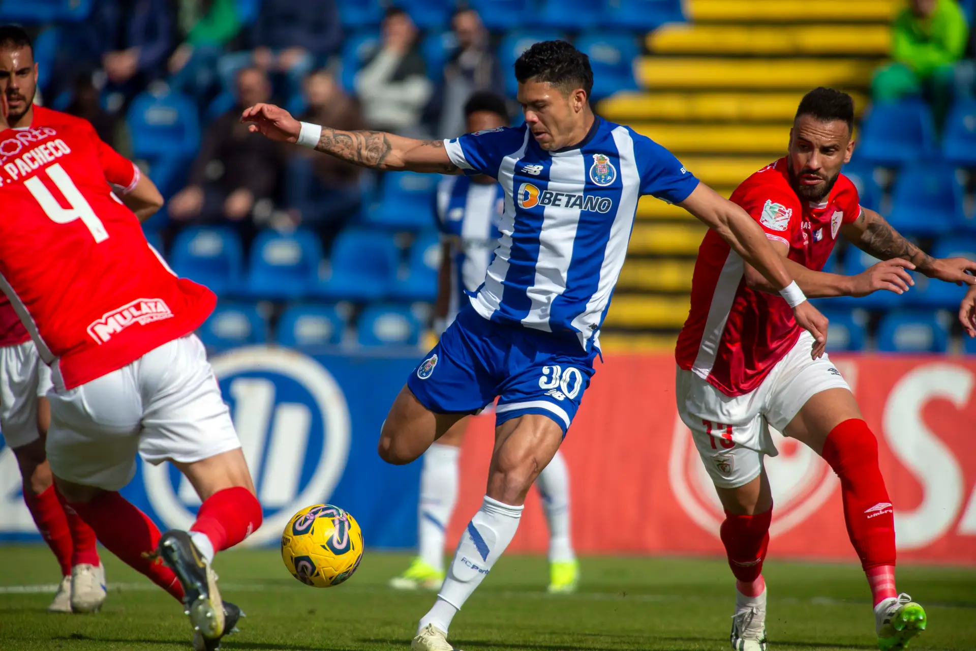 Taça de Portugal: depois da tempestade, vem o triunfo. Dragão sofre mas sorri nos Açores