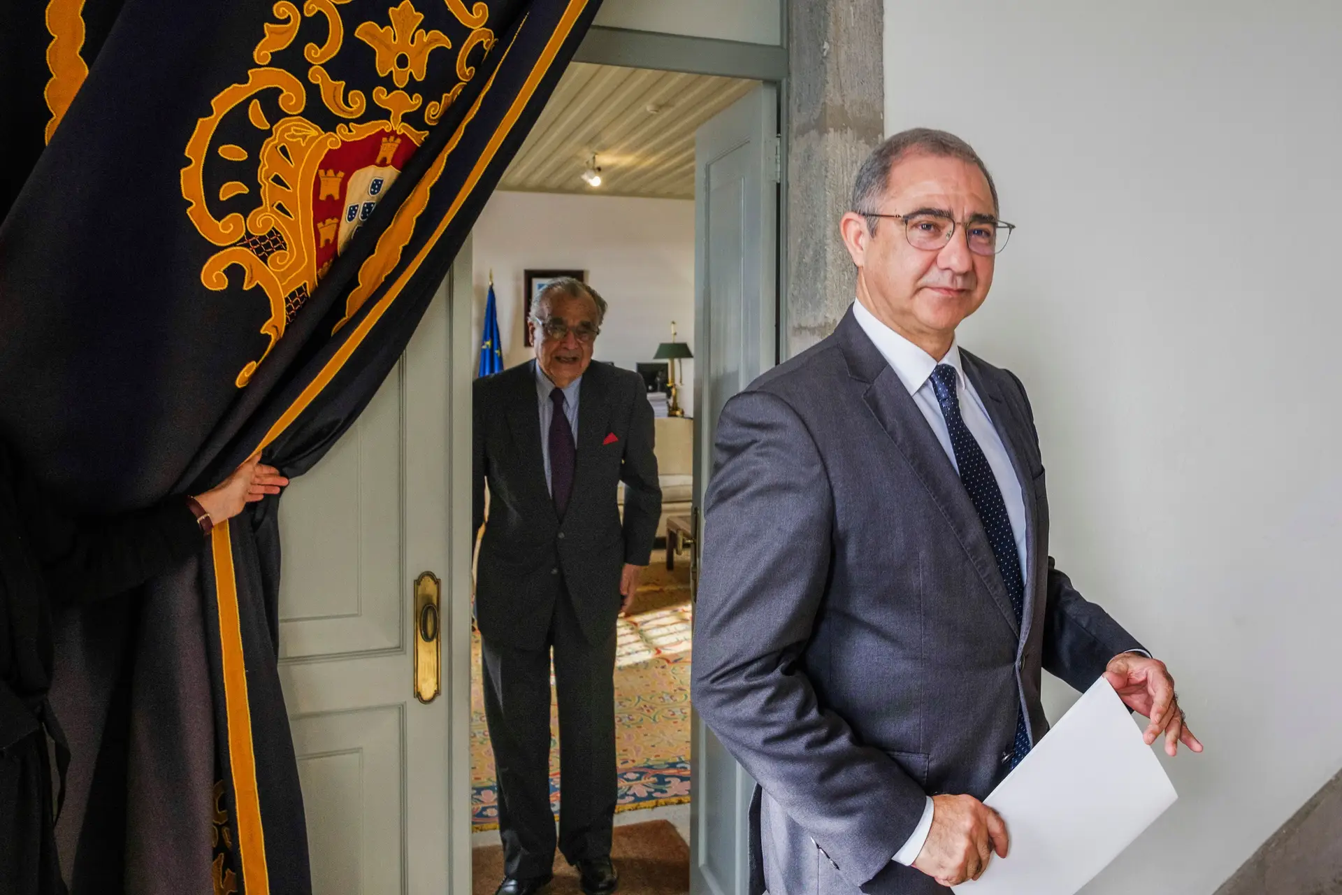 Ao fundo, o representante da República nos Açores, Pedro Catarino, e o presidente indigitado do Governo Regional dos Açores, José Manuel Bolieiro