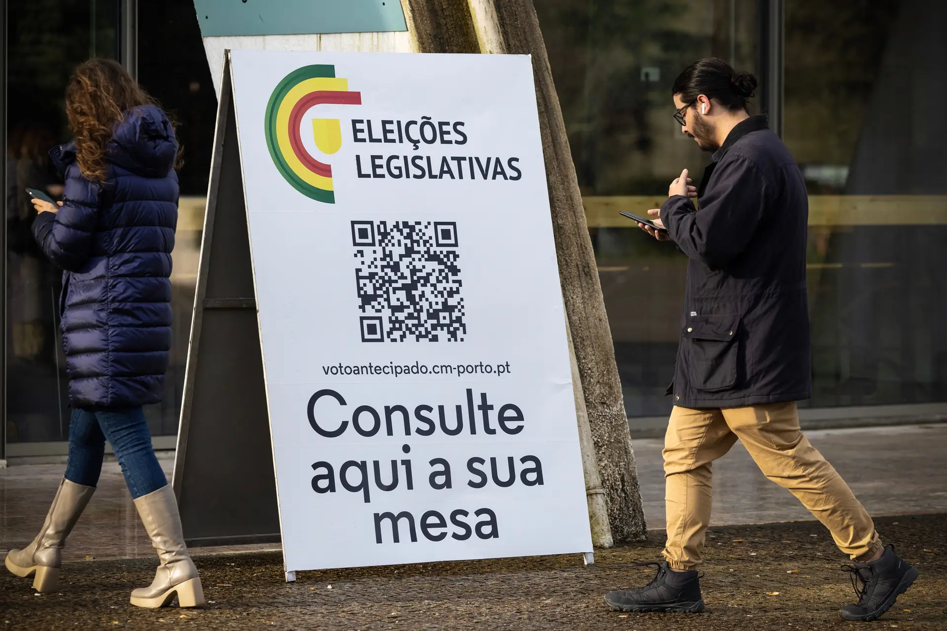 Perto de 7000 eleitores votaram antecipadamente em Lisboa até às 1200 SIC Notícias