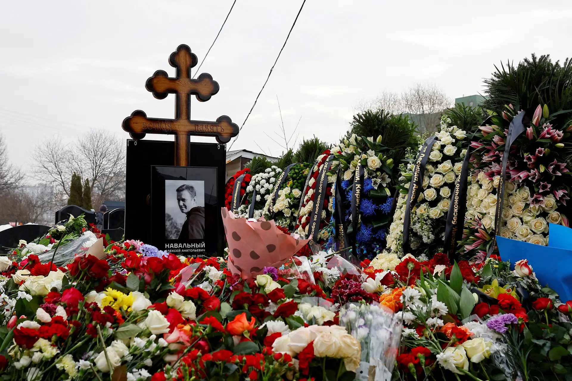Milhares de pessoas continuam a homenagear Navalny no cemitério onde foi enterrado