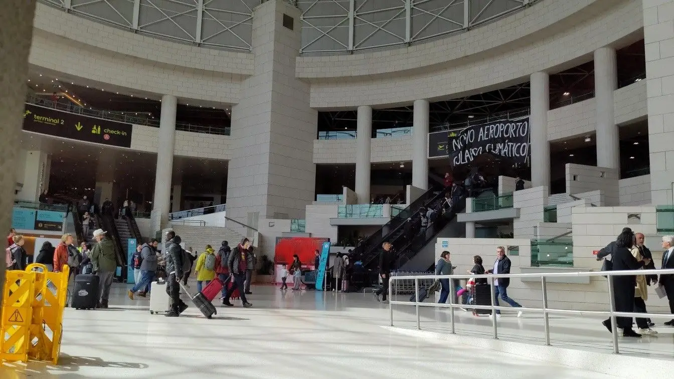 PSP deteve apoiantes do Climáximo por "vários crimes" no aeroporto de Lisboa