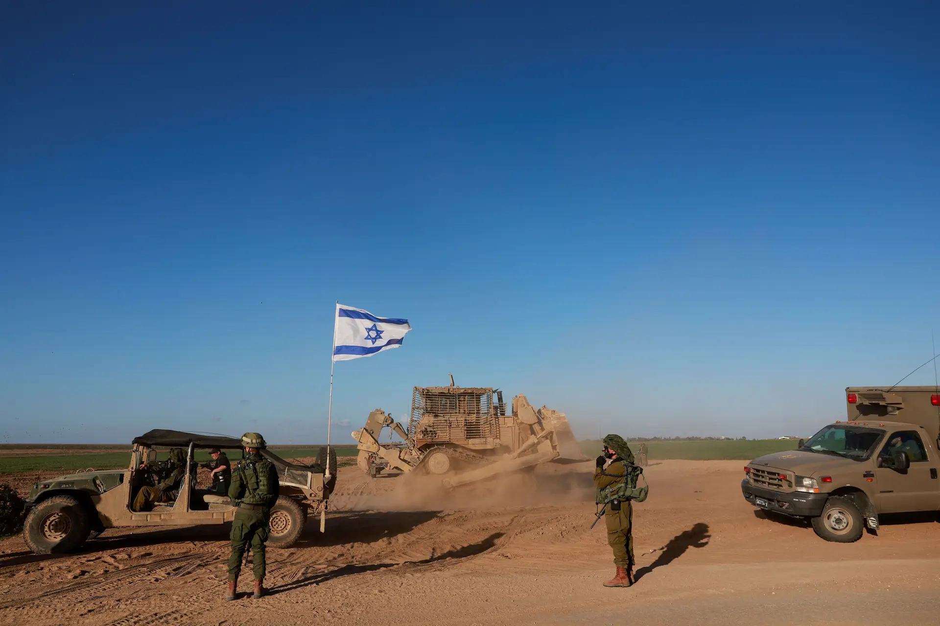Soldados israelitas próximos à fronteira entre Gaza e Israel