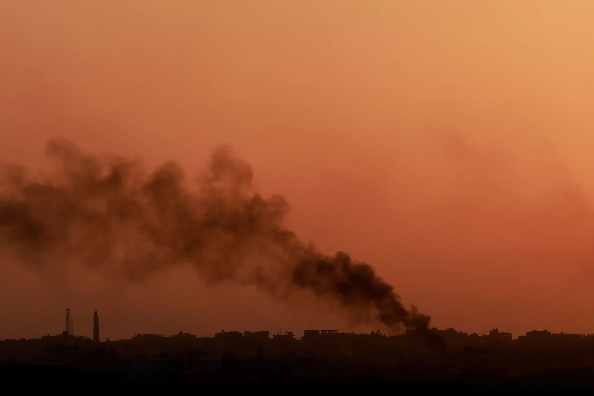 Bombardeamento no sul da Faixa de Gaza faz pelo menos oito mortos