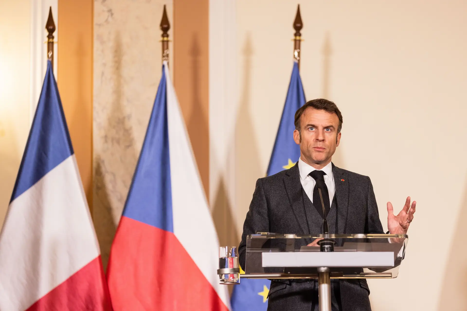 Macron na República Checa para discutir envio de munições para a Ucrânia