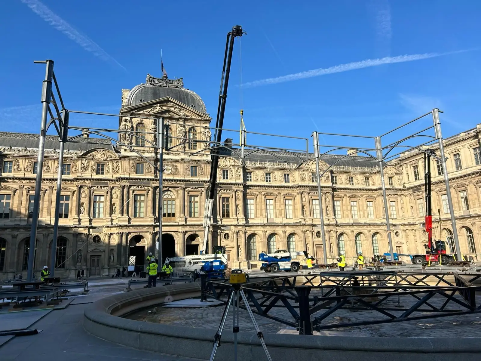 Flysteel a construir a obra que serviu de palco aos desfiles da Louis Vuitton