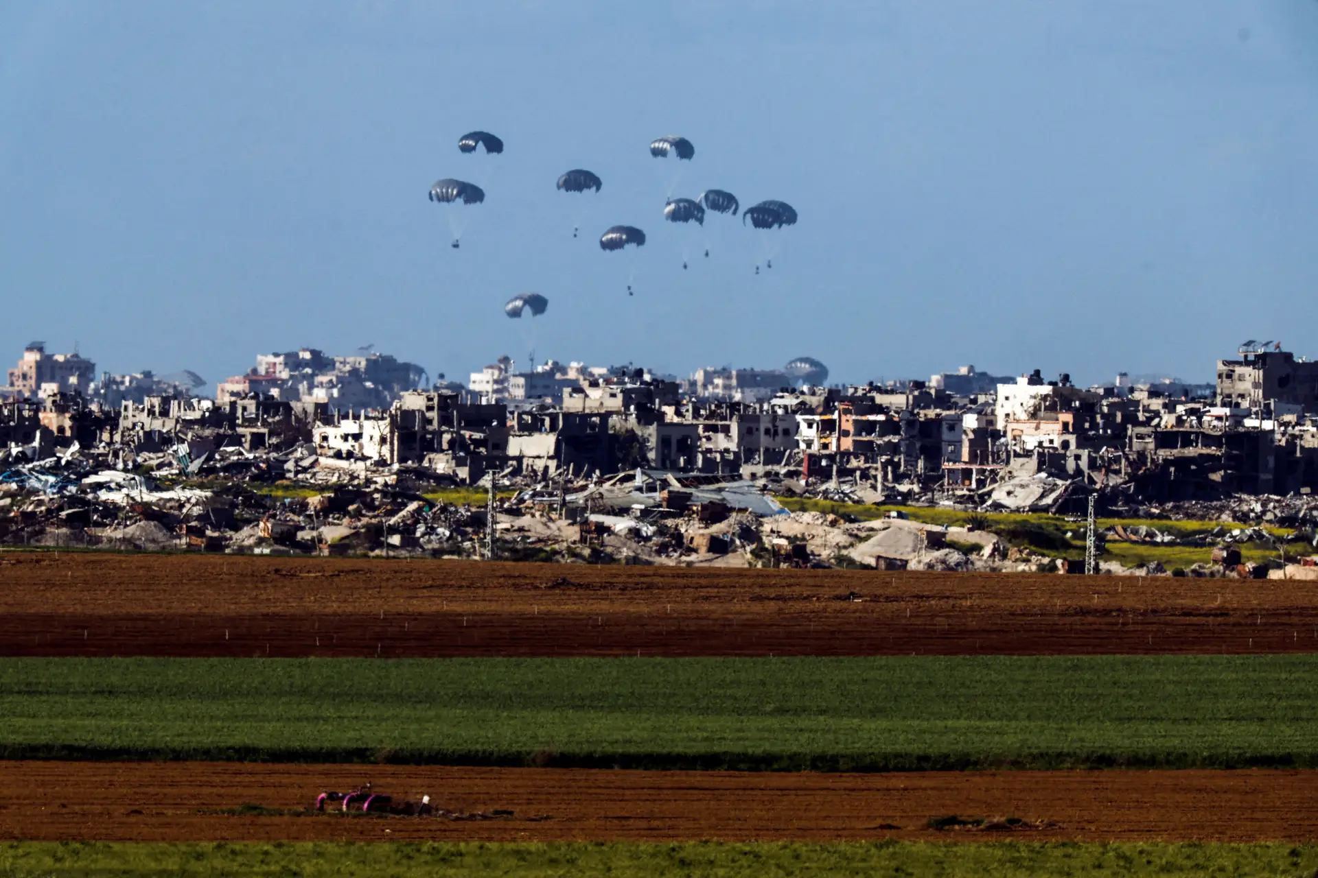 Lançamento aéreo de ajuda humanitária sobre Gaza