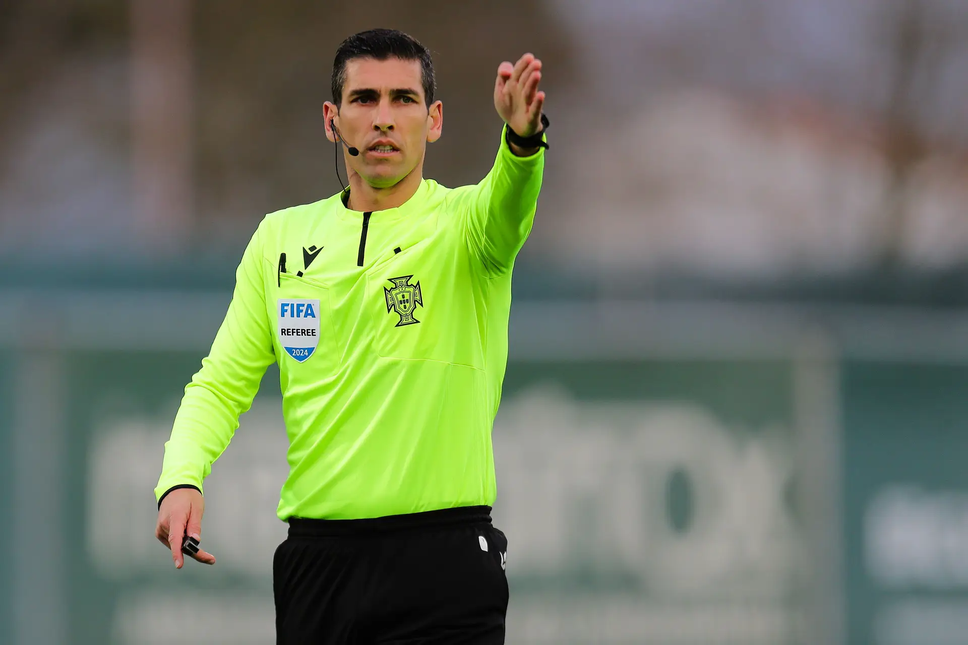 Momento histórico: VAR anula golo de Banza e explicação ouve-se no estádio