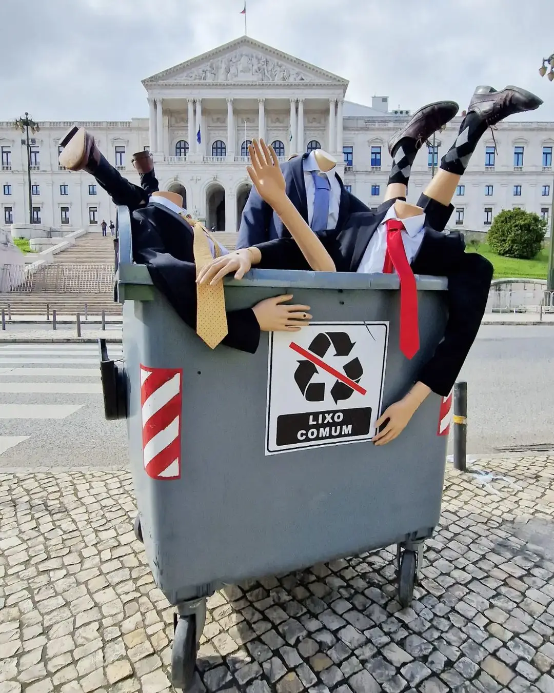 Bordalo II põe política no lixo em frente à Assembleia da República