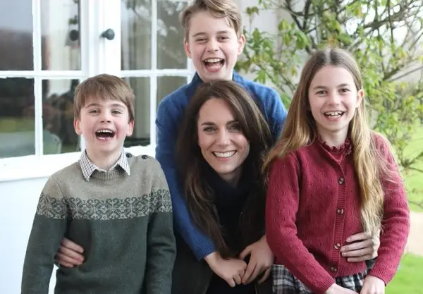Kate Middleton pede desculpa por "confusão" causada com fotografia de família