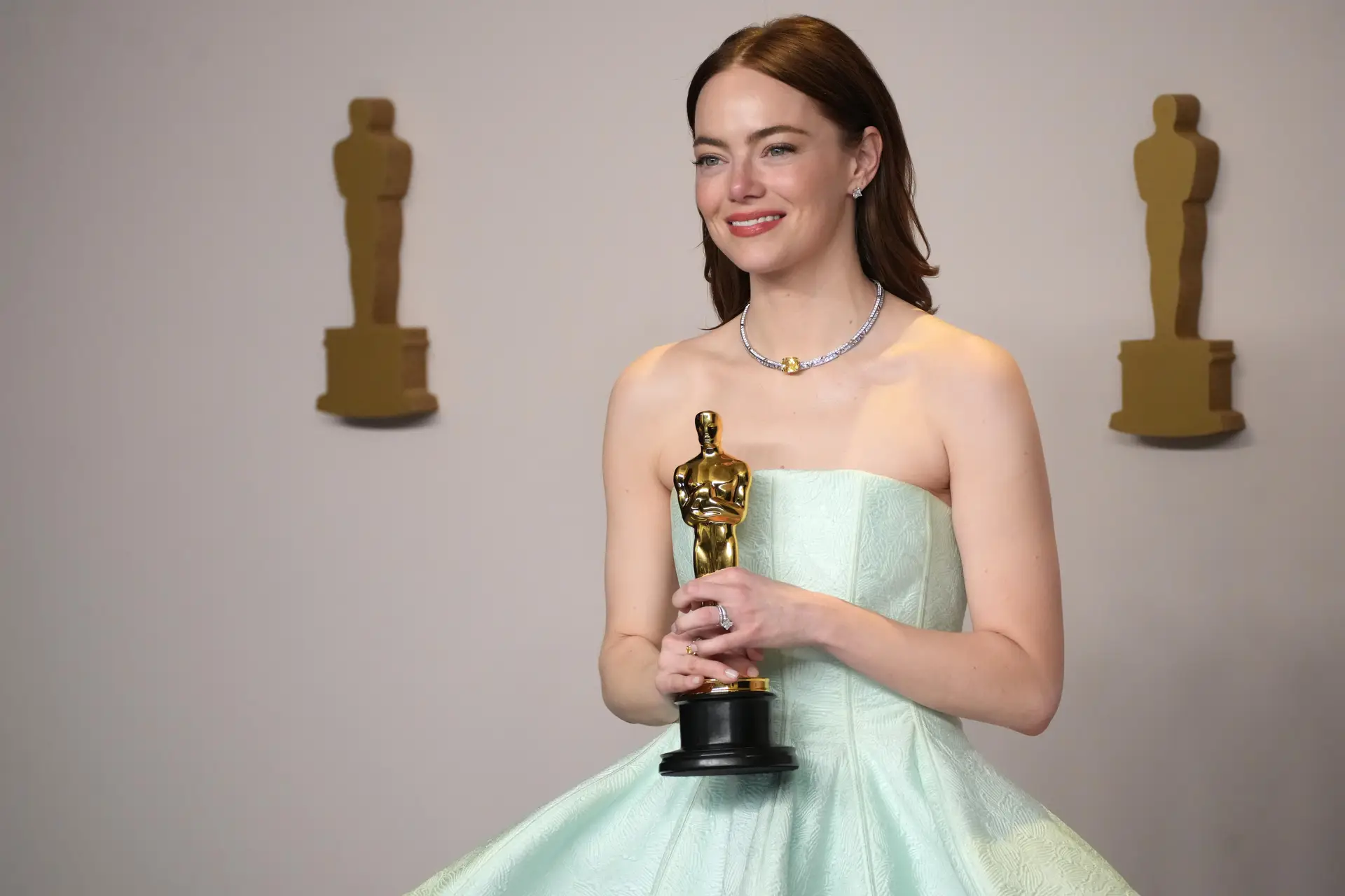 “J’ai été très choquée” : Emma Stone remporte l’Oscar de la meilleure actrice et déchire sa robe lors d’une soirée émouvante