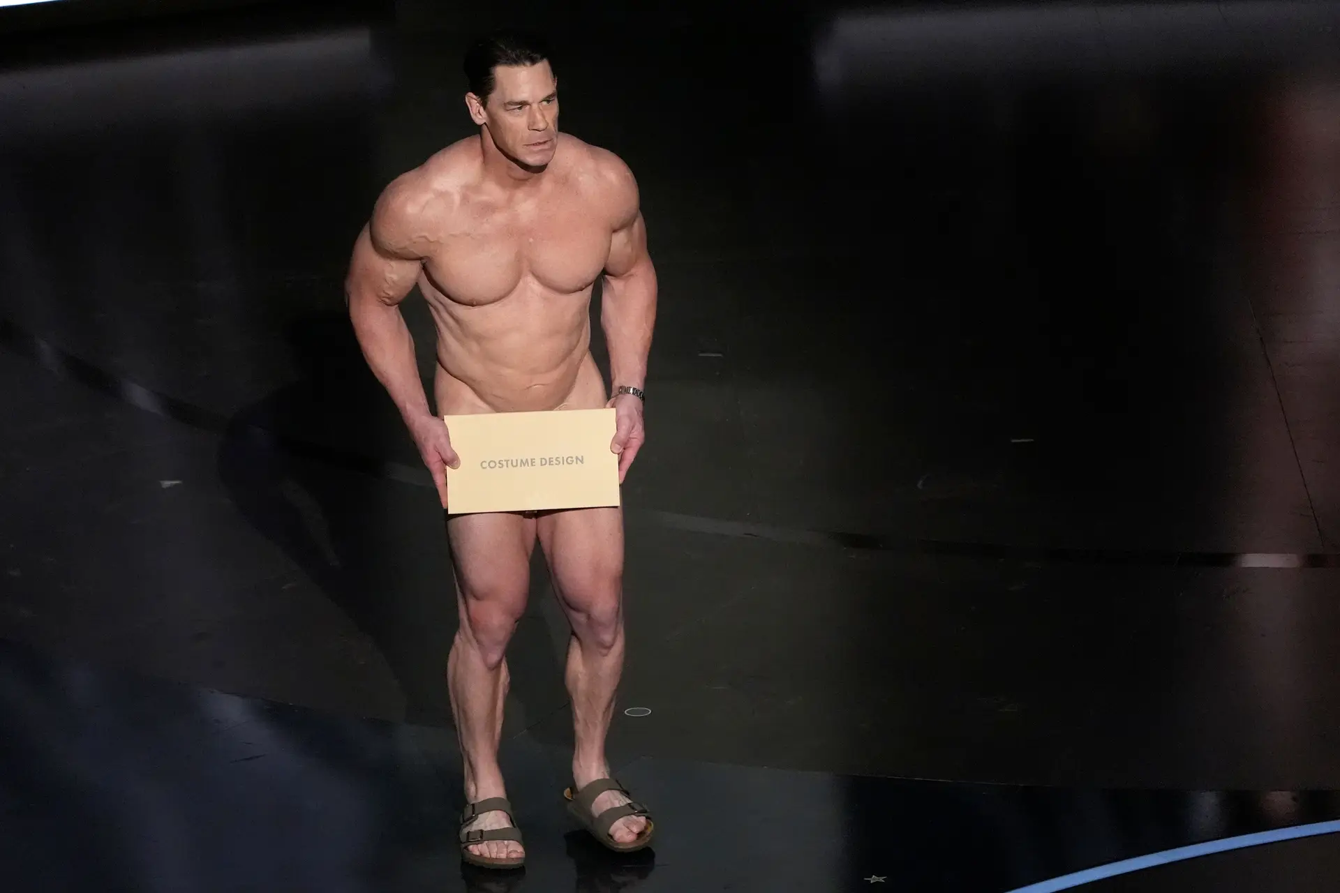 John Cena nu a entregar o prémio de melhor guarda-roupa