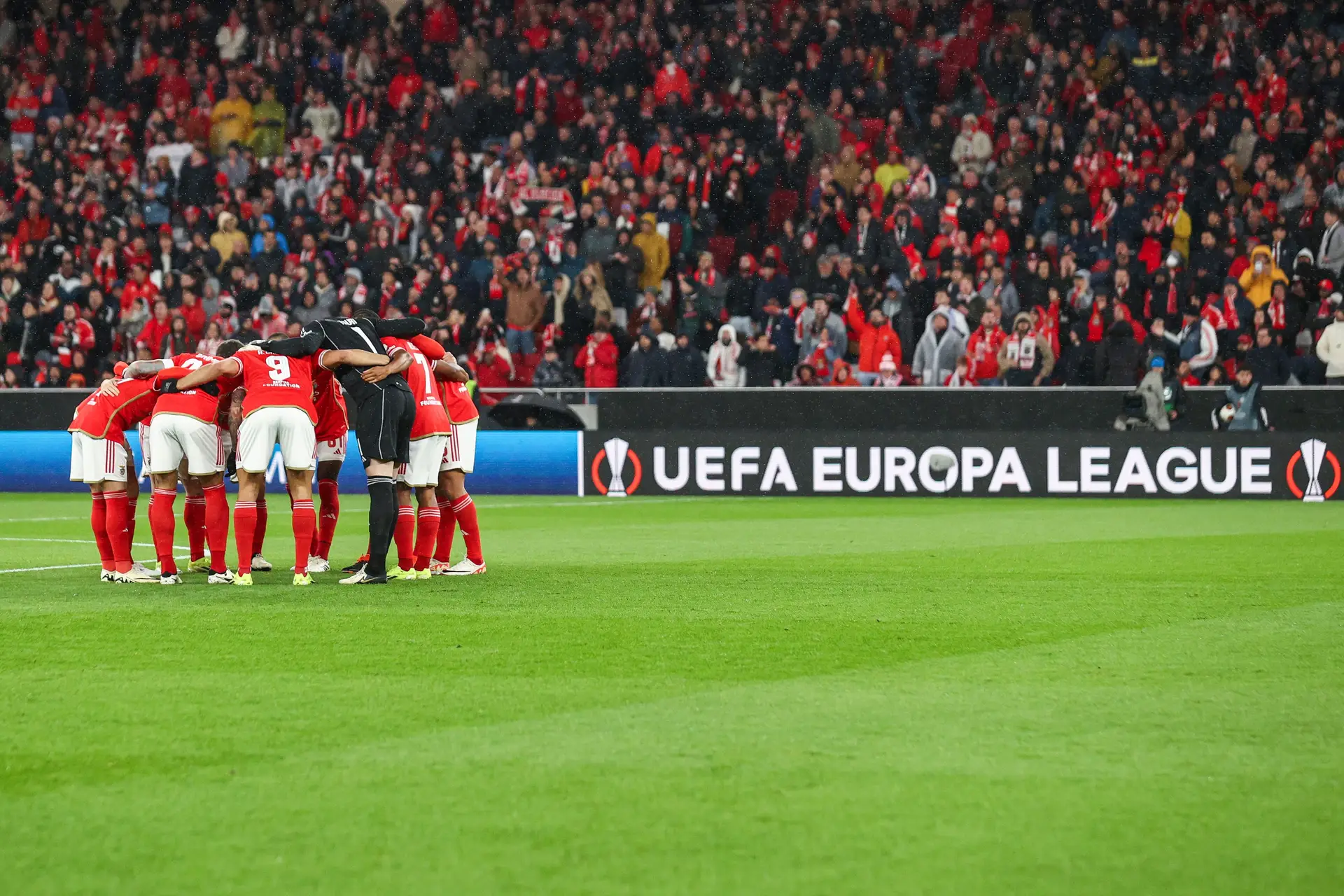 UEFA proíbe Benfica de vender bilhetes no próximo jogo europeu fora da Luz  - SIC Notícias