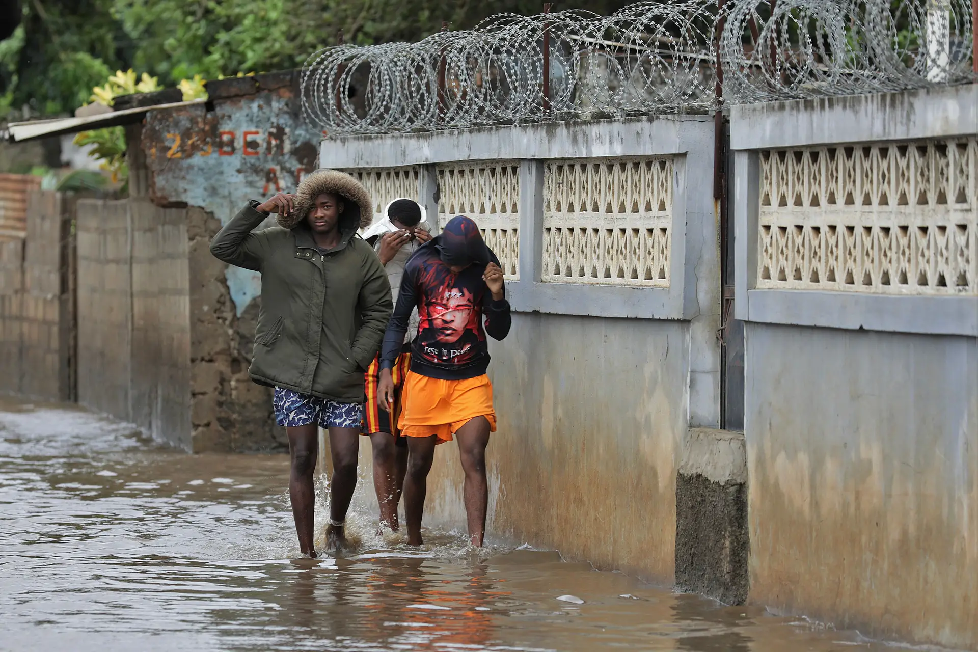 Chuva intensa deixa bairros de Maputo alagados - SIC Notícias