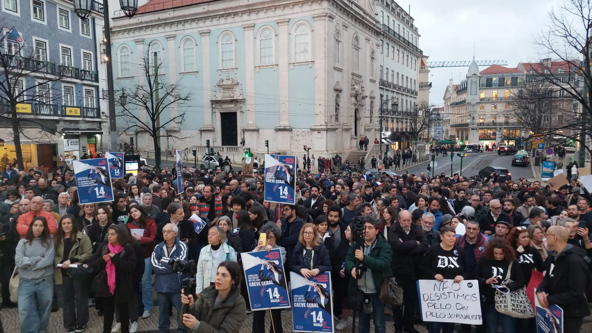 "Greve é grito de alerta": 40 anos depois, jornalistas param e saem à rua em protesto