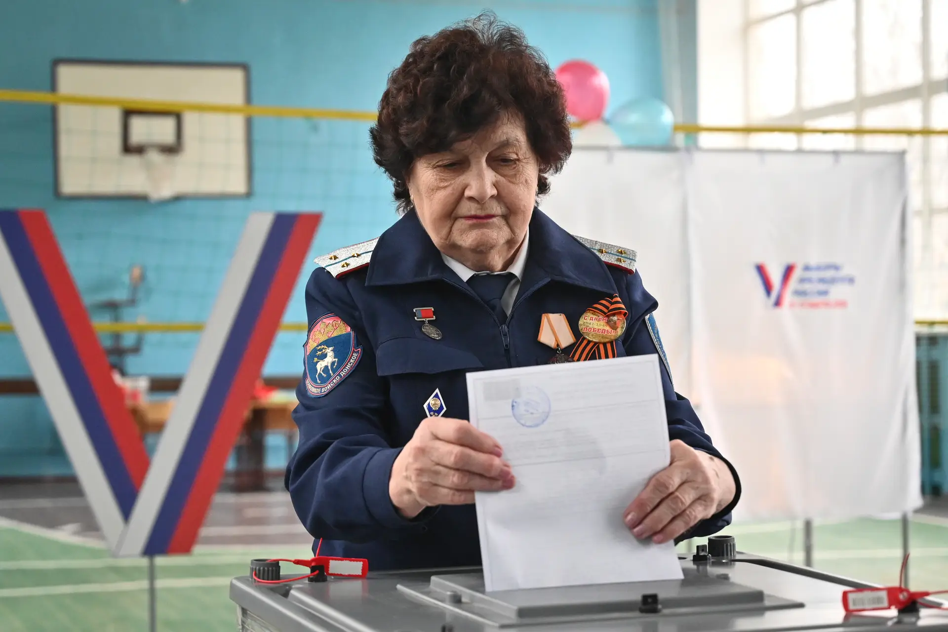 Condenada a oito dias de prisão mulher russa que escreveu "Não à Guerra" em boletim de voto