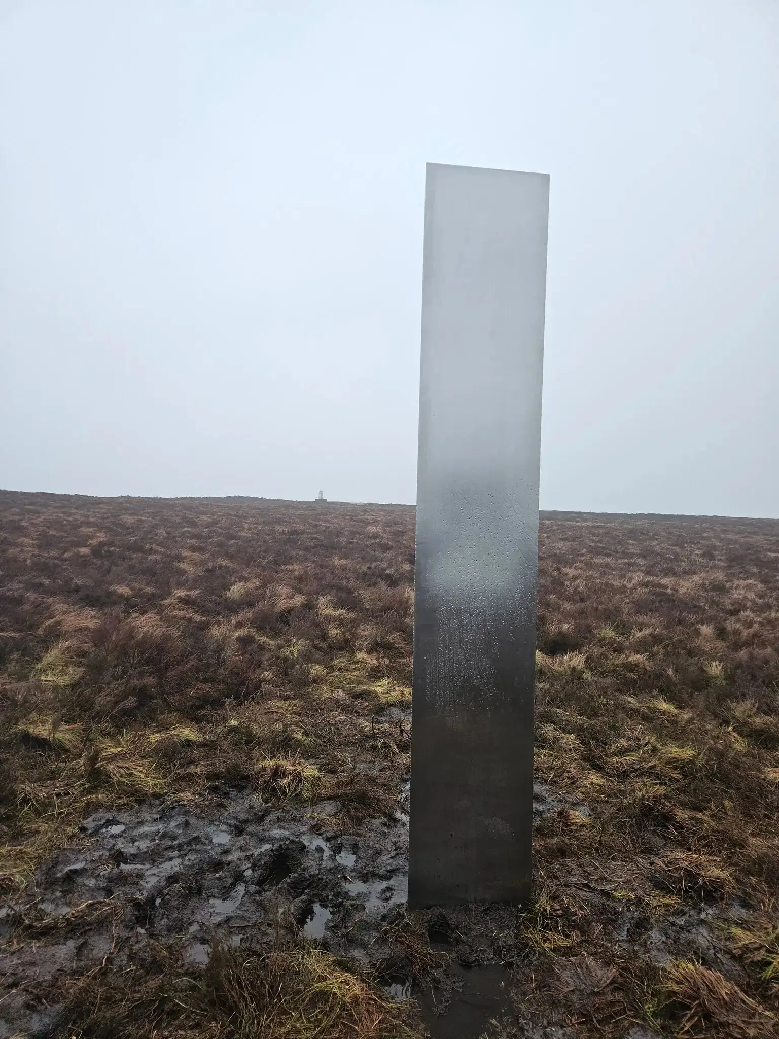 Descoberto misterioso monólito no topo de colina no País de Gales
