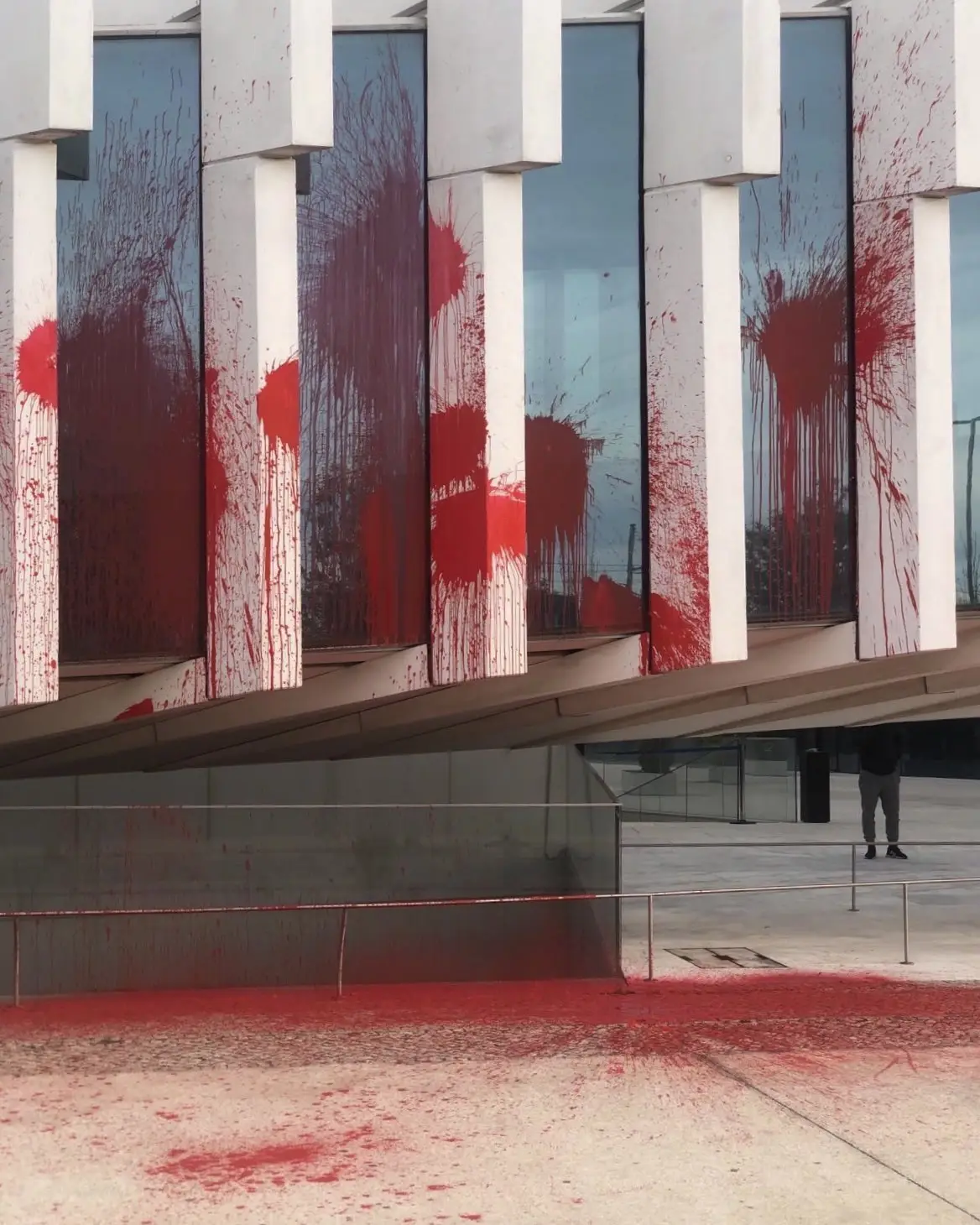 Ativistas da Climáximo pintam sede da EDP e ponte do museu MAAT