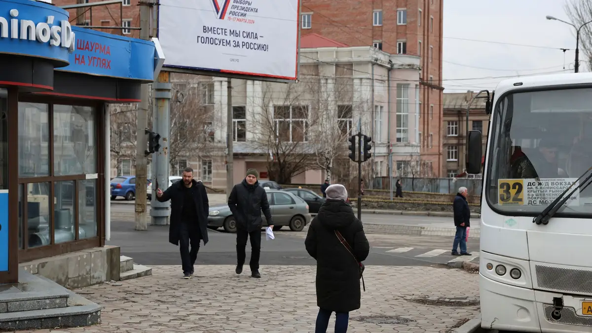 Cartaz para as presidenciais russas: "Juntos somos fortes, votamos na Rússia!" numa rua de Donetsk, controlada pela Rússia, no leste da Ucrânia