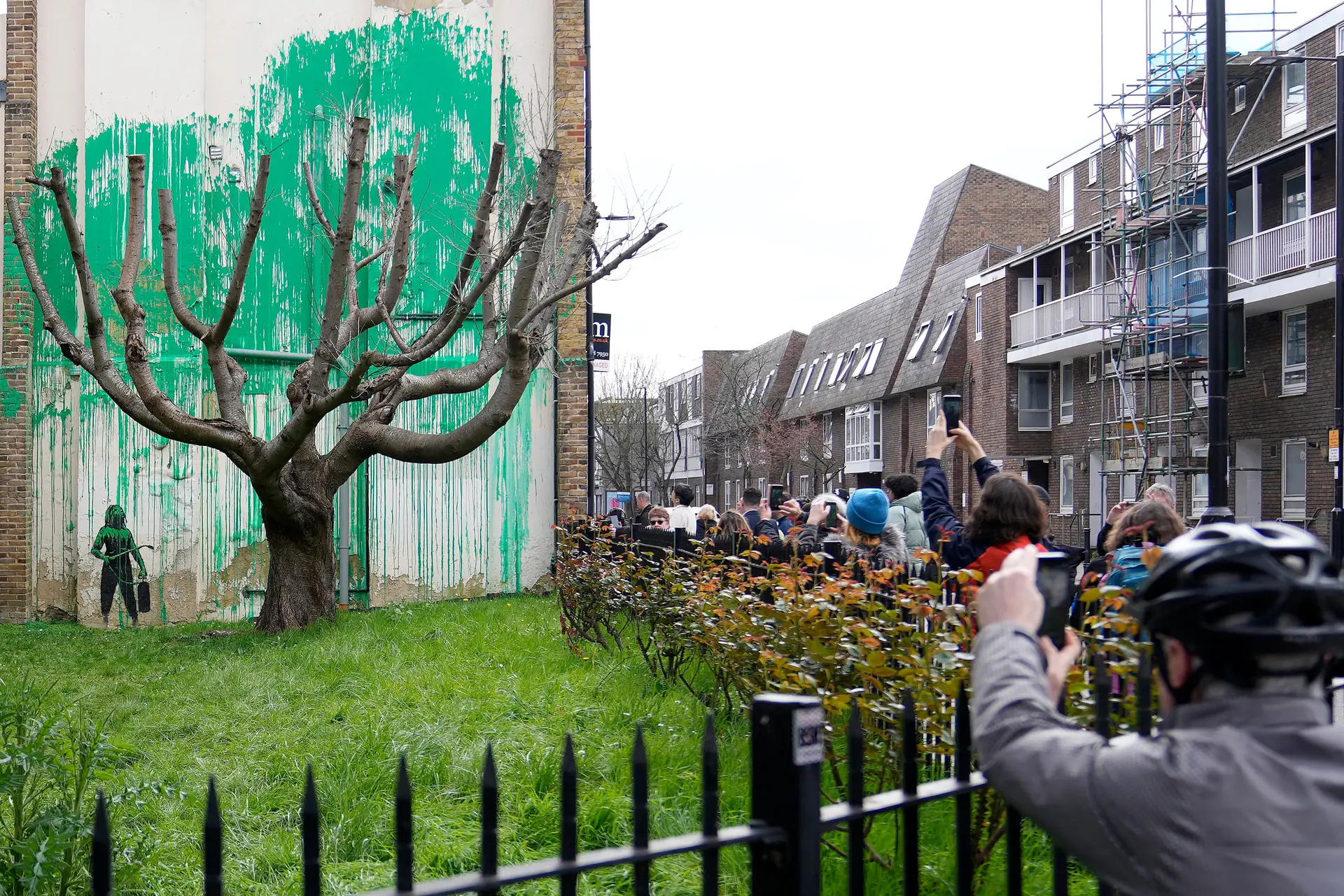 Novo mural de Banksy em Londres já foi vandalizado