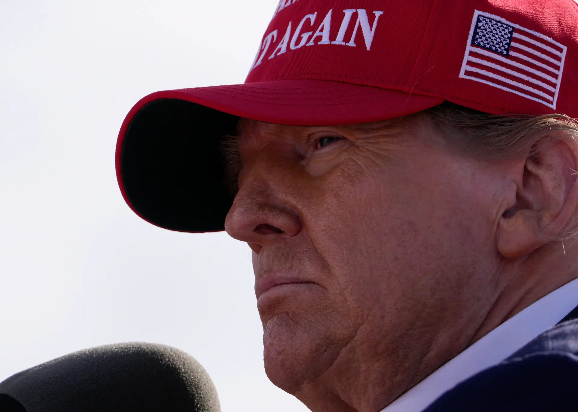 Trump paga caução de 163 milhões de euros para evitar apreensão de bens