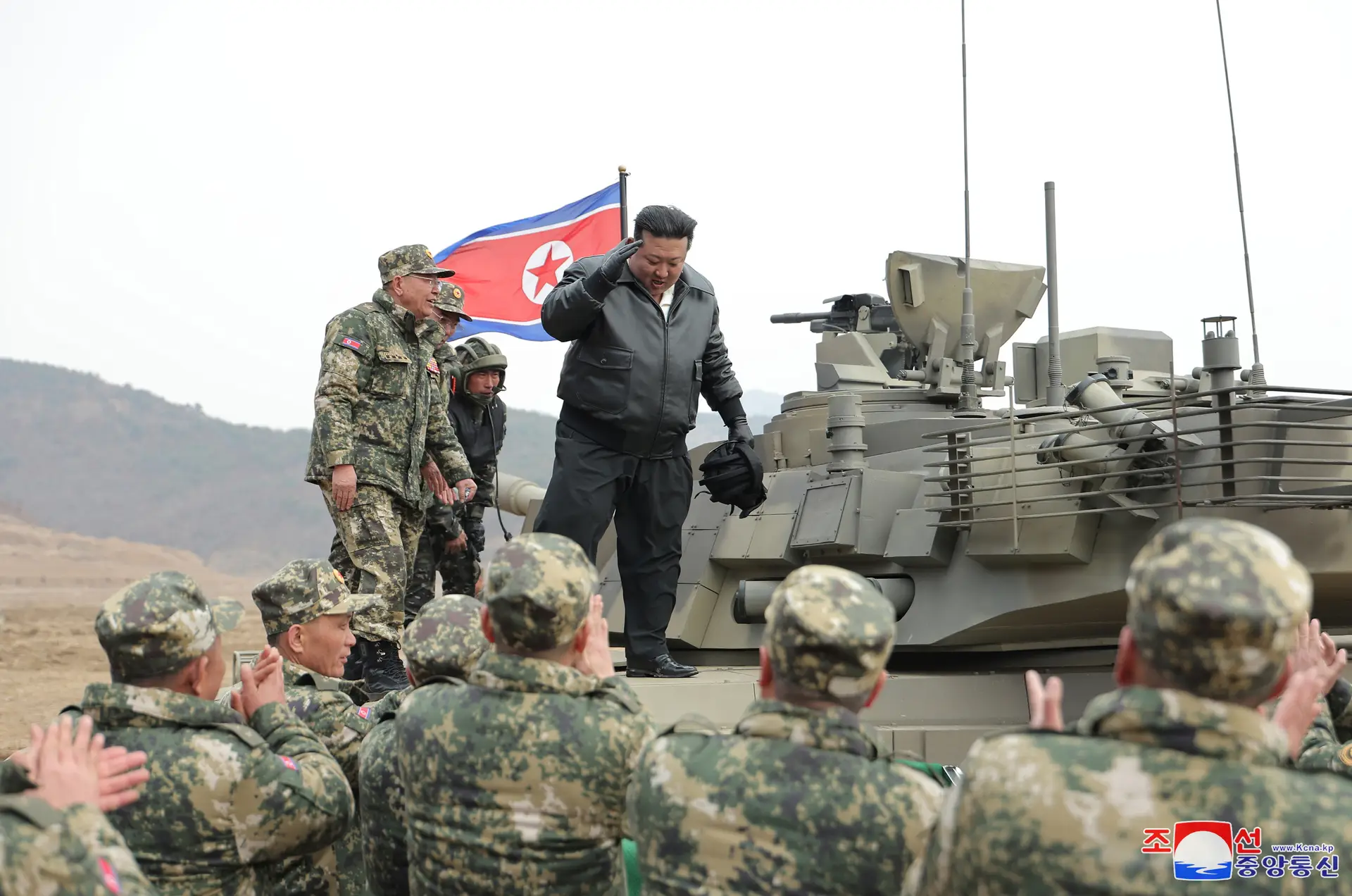 Kim Jong-un supervisiona exercícios militares com novos lançadores de foguetes