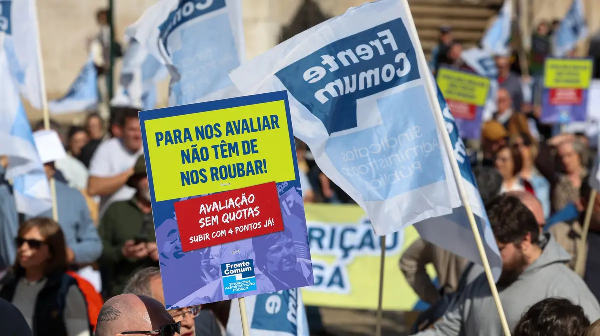 Sindicalistas da Frente Comum participam no protesto para reivindicarem o aumento imediato dos salários e a resposta à Proposta Reivindicativa Comum, em Lisboa