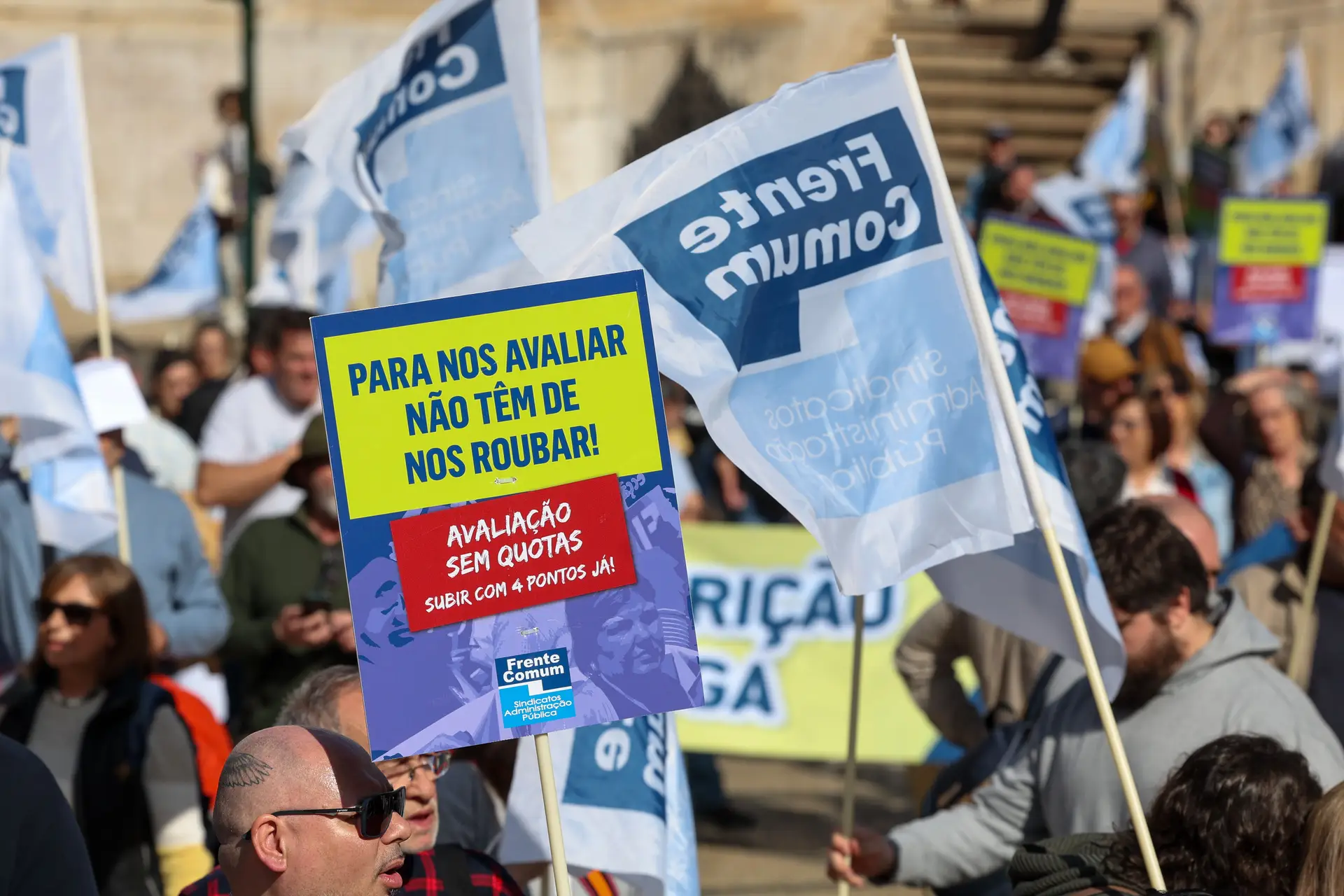 Sindicalistas da Frente Comum participam no protesto para reivindicarem o aumento imediato dos salários e a resposta à Proposta Reivindicativa Comum, em Lisboa