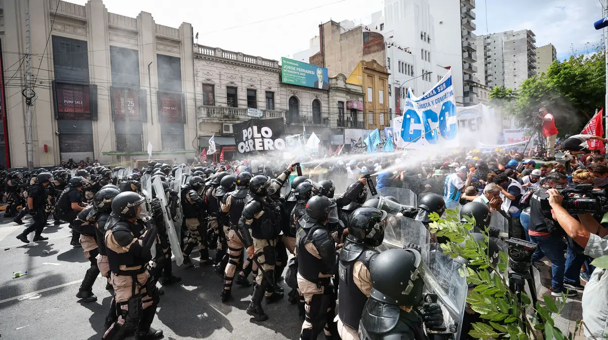 Manifestantes protestam contra o plano económico do Presidente argentino Milei e exigem recursos para cozinhas sociais