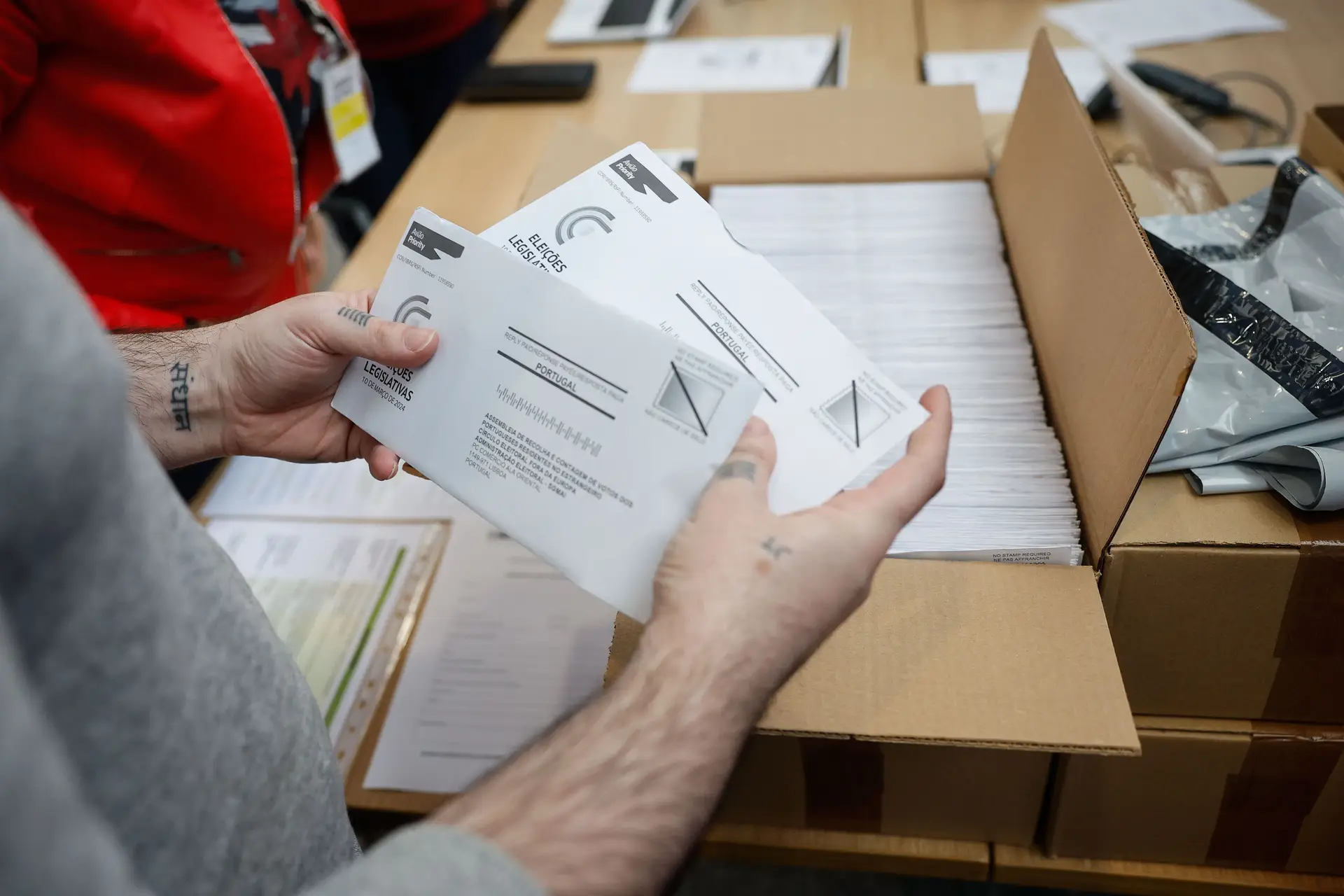 Associação considera "intolerável" anulação de votos dos portugueses no estrangeiro