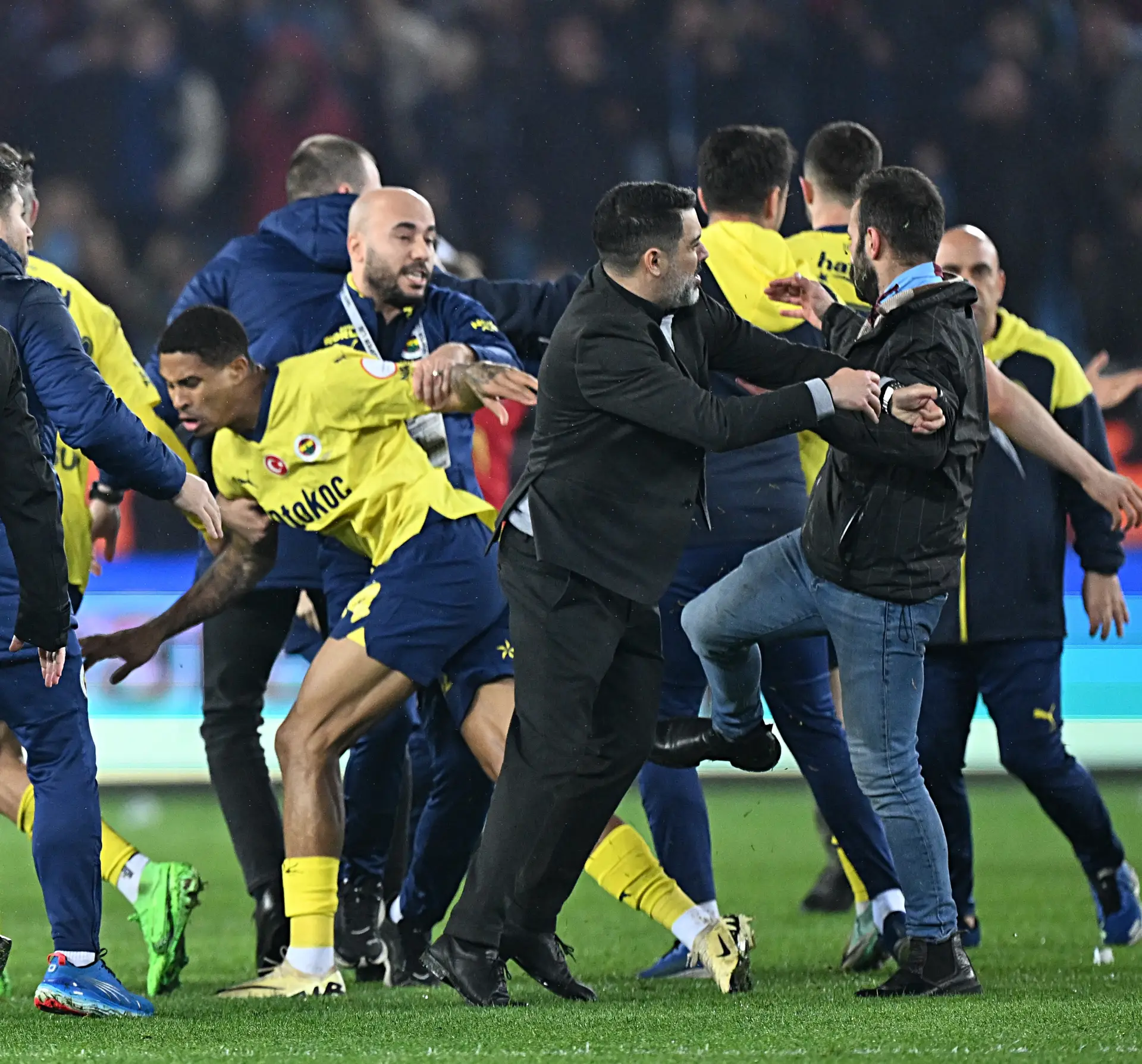Turquia: 5 adeptos do Trabzonspor em prisão preventiva após desacatos