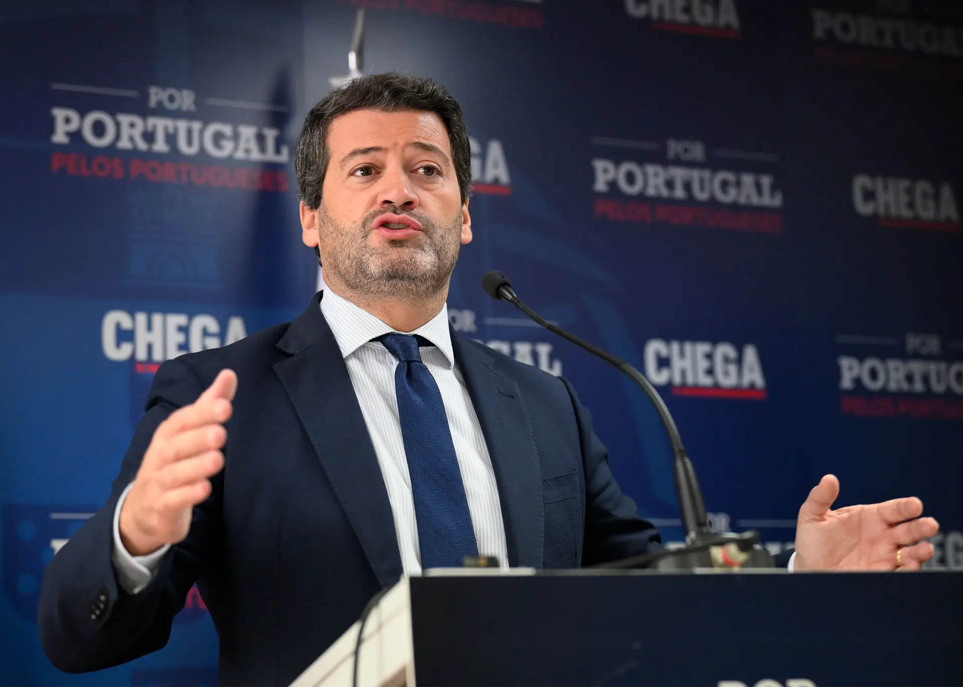 Chega entrega requerimento para impor comissão de inquérito