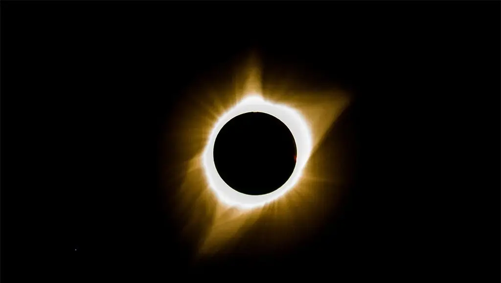 A fase da totalidade do eclipse solar total de 21 de agosto de 2017, visto de Casper, Wyoming.