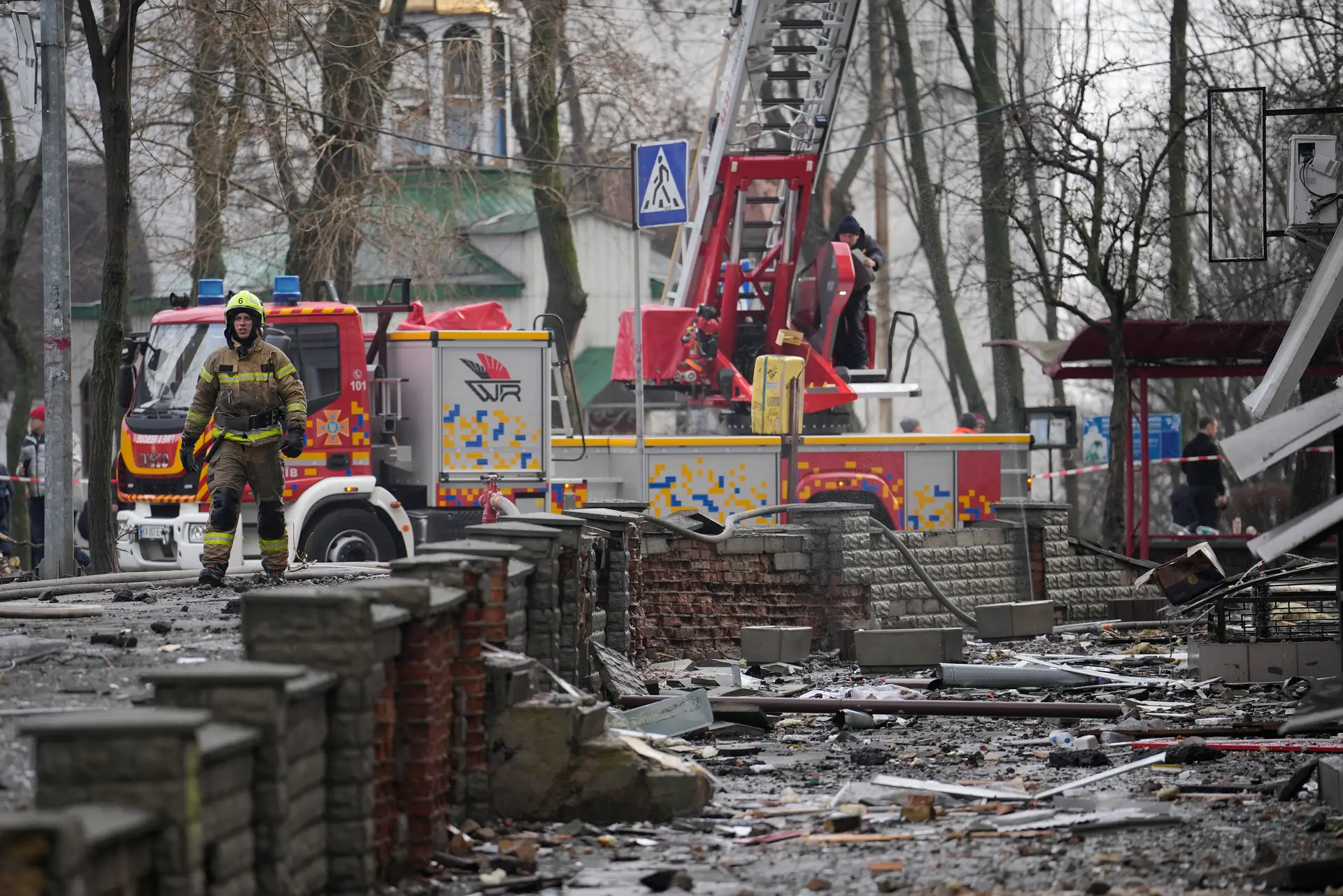 Os estragos causados em Kiev após um ataque russo, 21 de março de 2024.