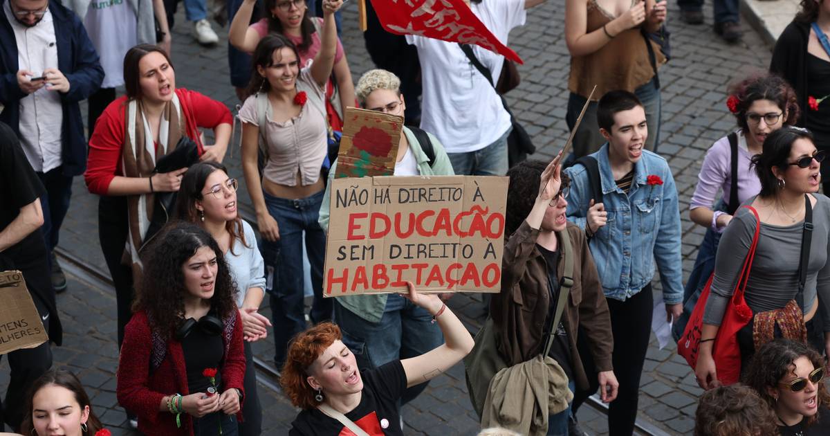 Gratuitidade do ensino e mais alojamento: milhares de estudantes saem à rua para reivindicar melhores condições