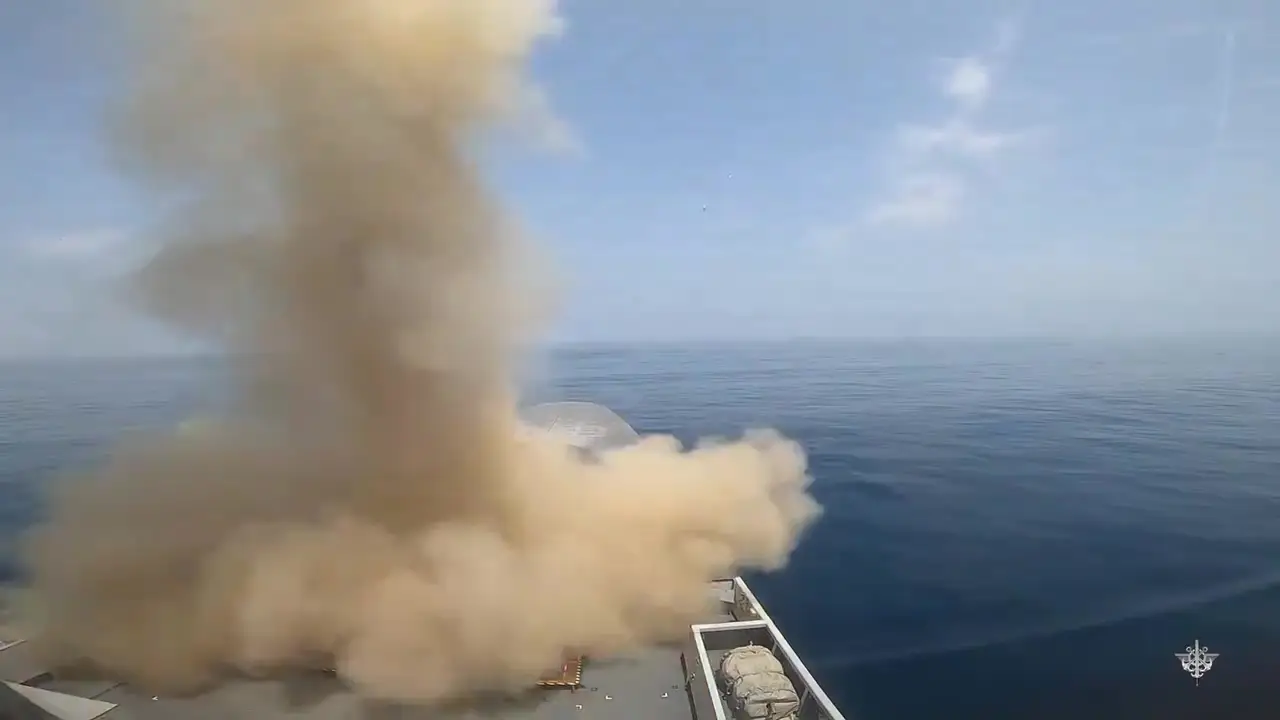 Ataque com mísseis atinge embarcação no Mar Vermelho
