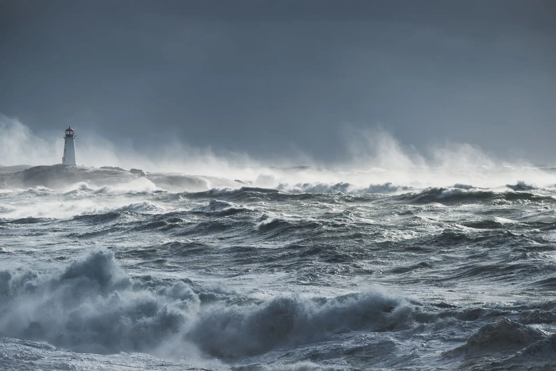 Autoridades alertam para agravamento do estado do mar a partir desta tarde