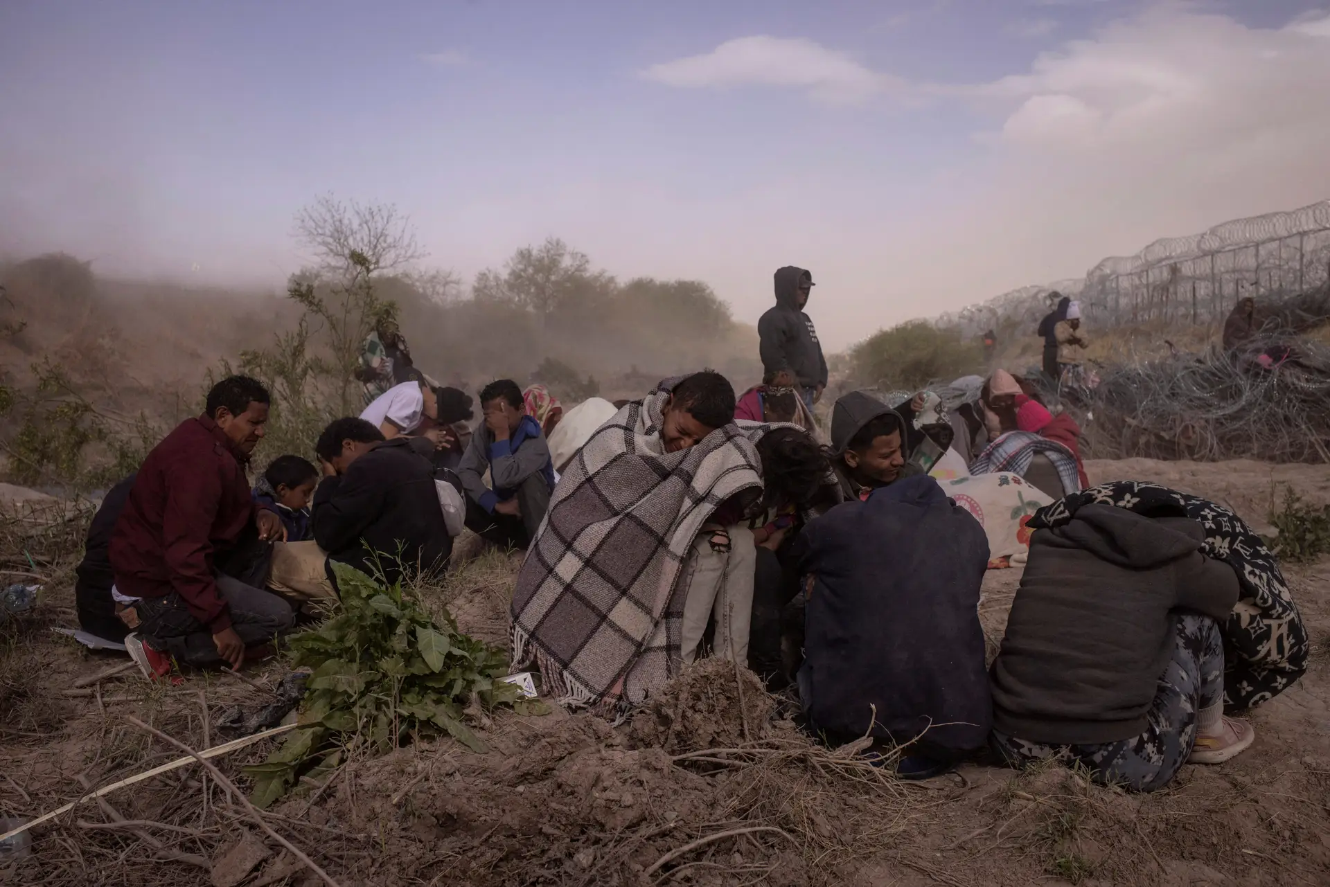 Migrantes: niños y bebés acampados en la frontera entre México y Estados Unidos no tienen agua ni comida