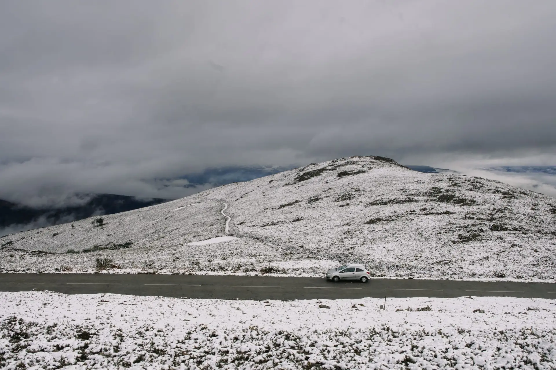 Primeiro nevão deste outono corta estradas e obriga alunos a irem mais cedo para casa