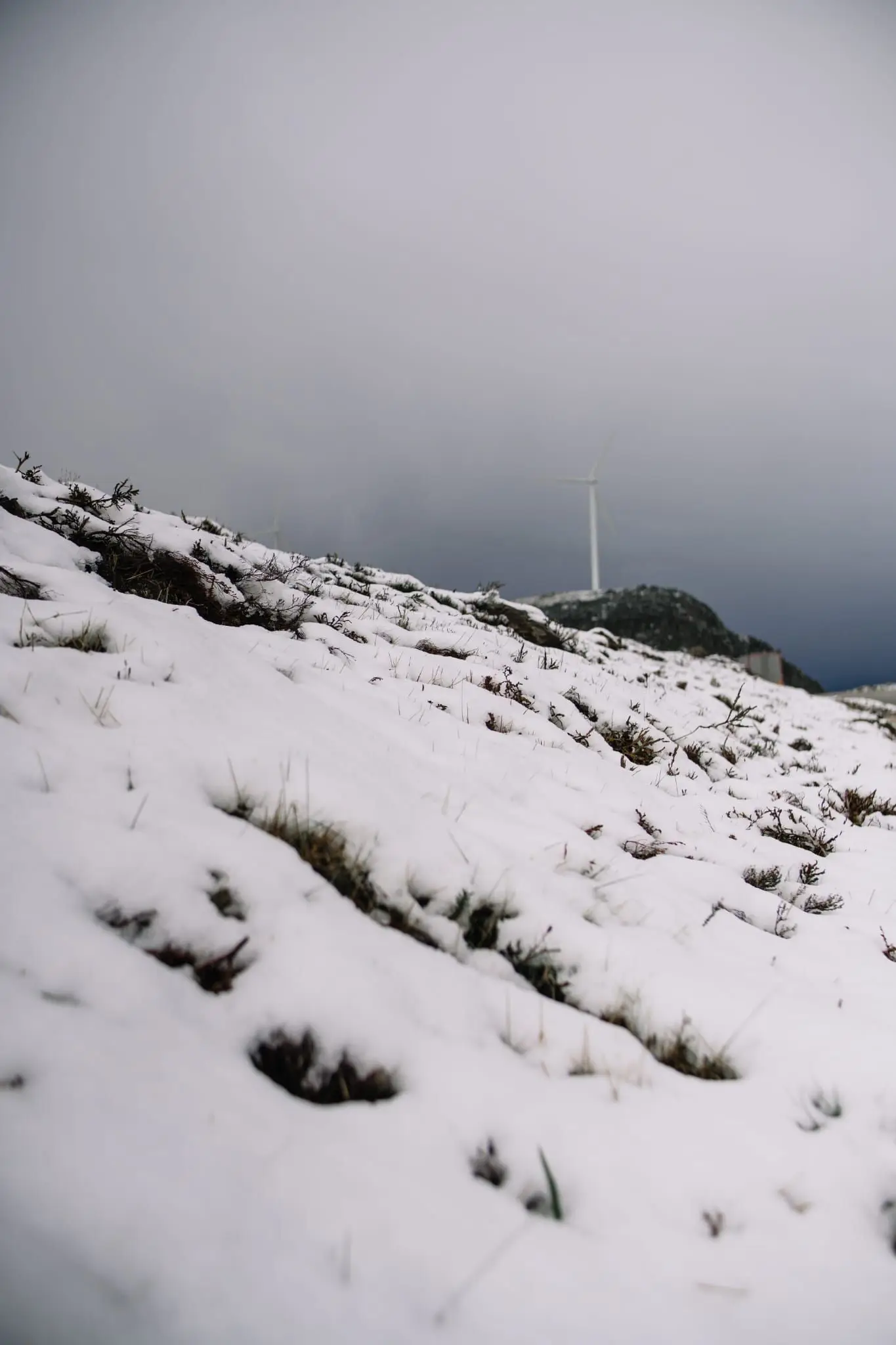 Neve corta estradas de acesso à Serra da Estrela