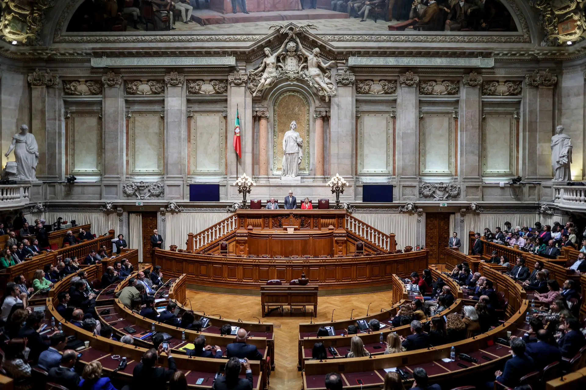 Ideia de criação de novo partido político de direita cresce entre centristas e sociais-democratas