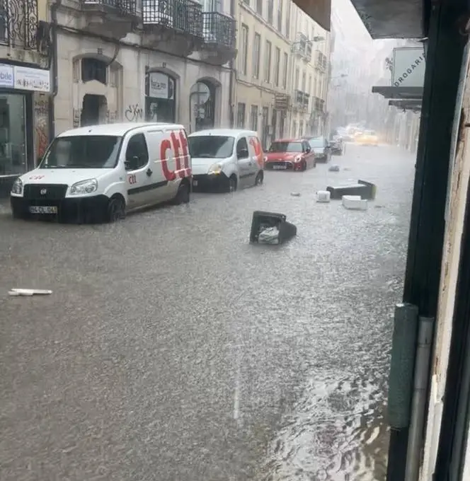 Proteção Civil regista quase 300 ocorrências devido à chuva forte, Grande Lisboa é a zona mais afetada